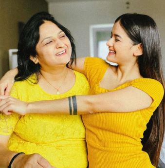 neha jethwani with mother