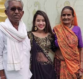 shital thakor with mother and father