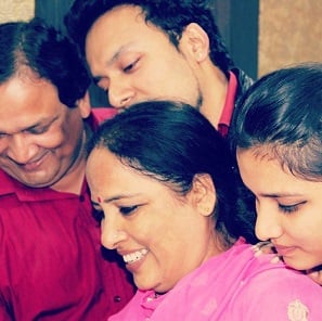 Srishti Vaid with Family 