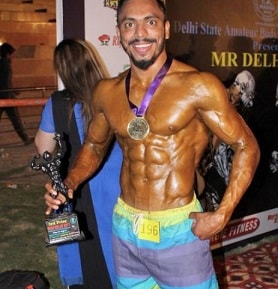 vipin yadav receiving bodybuilding award 