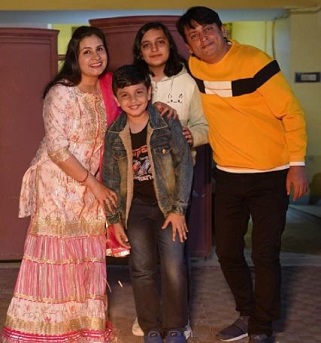 Aayu and Pihu Show Family Photo